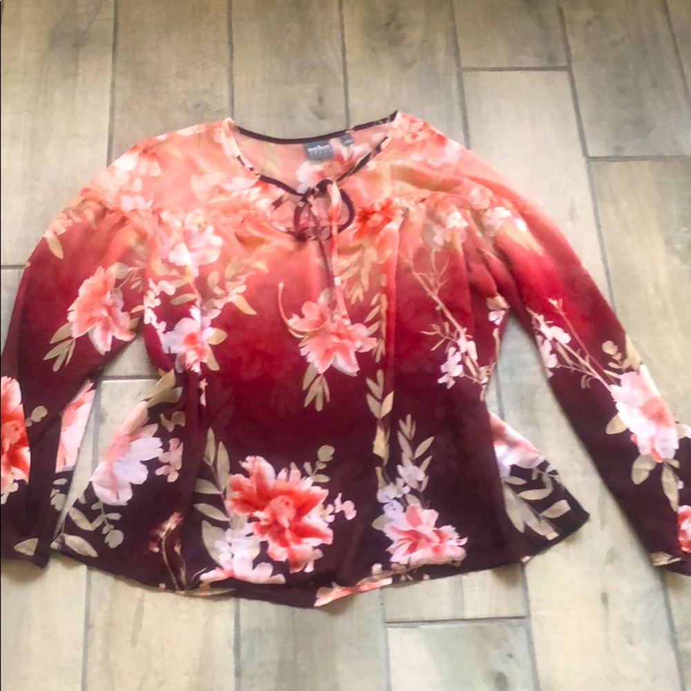 Soho New York & company Sheer floral top. Ombré.